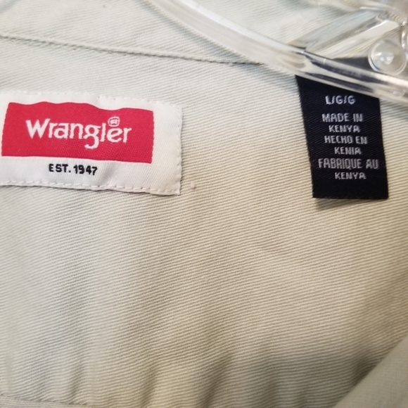 Wrangler Men's Shirt Size Large Button Up  Tan Casual Short Sleeved - Picture 2 of 5